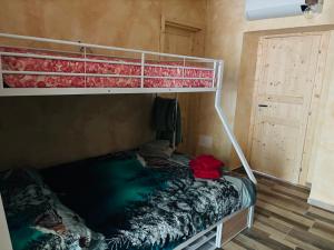 a bunk bed in a room with a bunk bedutenewayangering at Il caminetto in Pradleve