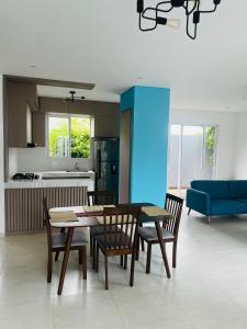 a kitchen and dining room with a table and chairs at AzulRest Casa de Verano in Santa Verónica