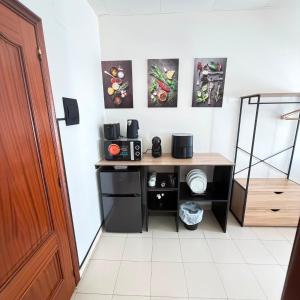 a room with a desk with a microwave at Residencia Porta Nova in Ferrol