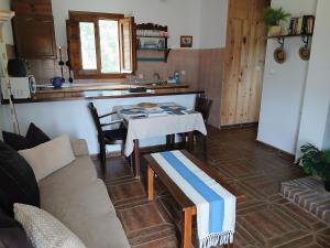 a living room with a table and a couch at Alojamiento Rural El Balcón del Cielo in Trevélez