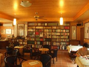 南庄的住宿－眉山居民宿，图书馆配有桌椅和书架