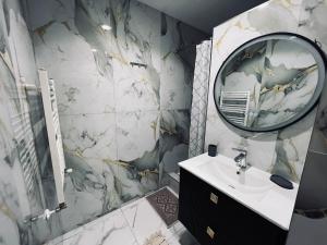 ein Badezimmer mit Waschbecken und Spiegel in der Unterkunft У Палыча in Cahul + 26 Fotos