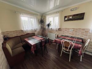 ein Wohnzimmer mit Sofa und Tisch in der Unterkunft У Палыча in Cahul