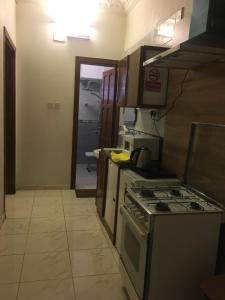a kitchen with a stove top oven in a room at انهار للشقق المخدومة in Taif