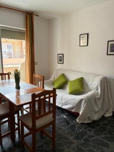 a living room with a couch and a table at Apartamentos turisticos los baños in Fortuna