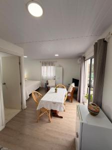 a room with a table and chairs and a bedroom at Apartamento El Arrayán in Tacuarembó