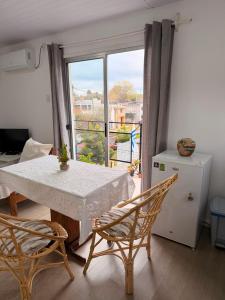 a dining room with a table and chairs and a window at Apartamento El Arrayán in Tacuarembó +21 photos