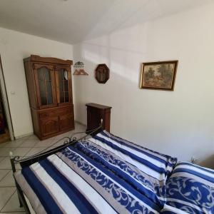 a bed with blue and white sheets in a bedroom at Haus Nummer 7 in Manderscheid