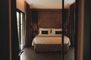a bedroom with a large bed in a room at Pousada Murano in Campos do Jordão