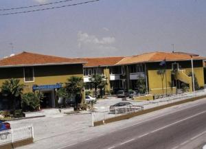 a street in a town with a yellow building at Hotel Burchiello in Mira