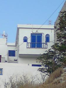 アスティパレア・タウンにあるHaralampis Homeの白い家(青いドア、バルコニー付)