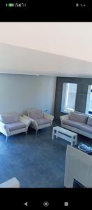 a living room with couches and a table at دوار الهلال دوار الثقافه in Irbid