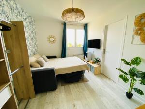 a small room with a bed and a window at Studio centre ville in Concarneau