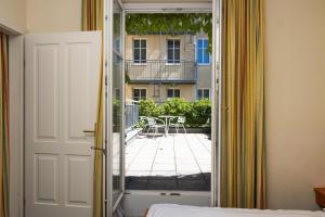 a bedroom with a door open to a patio at Suite Hotel 900m zur Oper in Vienna