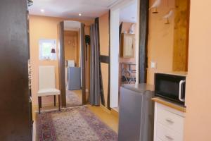 a room with a kitchen and a living room at Ferienwohnung Camino in Jockgrim