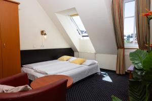 a hotel room with a bed and a table at Suite Hotel 900m zur Oper in Vienna