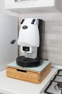 a white mixer sitting on a wooden block on a counter at A casa dello scalpellino in Contursi