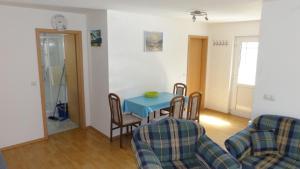 a living room with a blue table and chairs at Landidyll in Ummanz