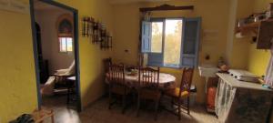 a dining room with a table and chairs and a mirror at Casa Diafa in Órgiva