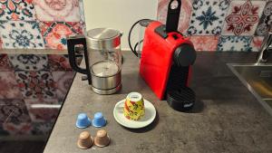 a counter with a blender and a plate with a mug at Studio- Gemütlich, Charmant, Zentral in Landsberg am Lech