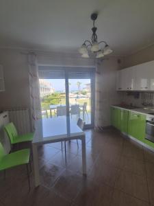 a kitchen and dining room with a table and chairs at Le Dune per 4 - Appartamento con vista mare in Silvi Paese