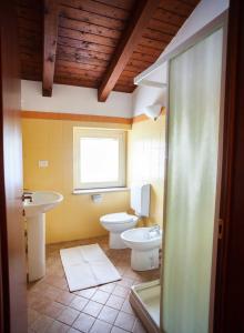 a bathroom with a toilet and a sink at Agriturismo Hermada in Duino +7 photos