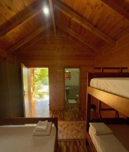 a bedroom with a bunk bed in a wooden house at Shija e Natyres in Reç