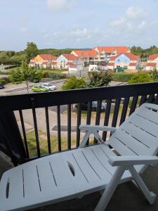 a white bench sitting on top of a balcony at L'évasion Marine in Camiers