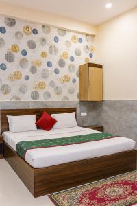 a bedroom with a large bed with a wall at Hotel Grand RK Residency Rukmani Vihaar - #PremManir #Chaar Dham #Parking #Affordable Stay in Vrindāvan +14 photos