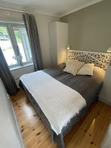 a bedroom with a large bed with a large window at Järvsöbranten 7 med 10 sovplatser och vedeldad badtunna, 400 m från lift in Järvsö