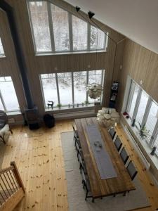 a large room with a long wooden table and chairs at Järvsöbranten 7 med 10 sovplatser och vedeldad badtunna, 400 m från lift in Järvsö