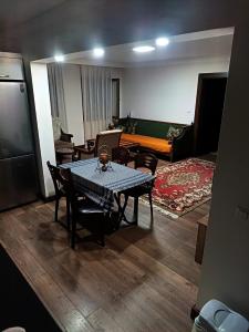 a room with a table and chairs and a living room at Deniz house apart in Güzelce