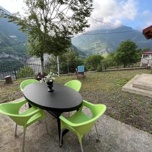 a table and chairs with a view of the mountains at Deniz house apart in Güzelce
