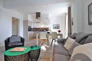 a living room with a couch and a table at Ohlerich Speicher App_ 03 in Wismar