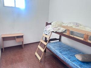 a room with two bunk beds and a desk at Casa Dept Alquila dia in Oro Verde