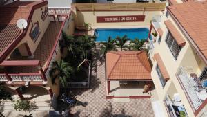 an overhead view of a building with a swimming pool at Chez Souleyman et Halimatou in Mbour