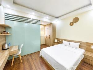 a bedroom with a bed and a desk and a chair at Do Homestay vị trí trung tâm tại Ocean Park 2 in Cửu Cảo