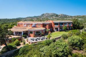 eine Luftaufnahme eines Hauses in der Unterkunft Hotel Valdiola in Porto Cervo