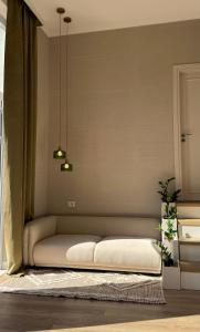 ein Wohnzimmer mit einer Couch in der Ecke in der Unterkunft The pause in Delvinë + 26 Fotos