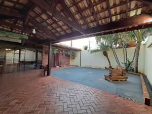 an empty patio with a basketball court in a building at Espaço Gozzoli, Cantinho da Nonna in Espirito Santo Do Pinhal