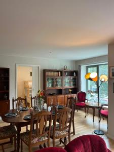 a dining room with a table and chairs at Spacious Apartment - Prime Voss Location - Elevator in Vossevangen