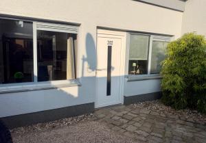 a house with a white door with the number on it at Apartment 202 in Bernau bei Berlin