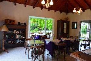 un comedor con mesas y sillas y una ventana en Angelo di Caneva en Chacras de Coria