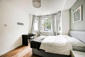 a bedroom with a bed and a desk and a window at Two bedrooms apartment in Wainscot