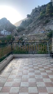 a balcony with a view of a mountain at Sulav amedi in Sūlav