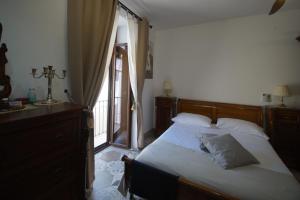 a bedroom with a large bed with a window at B&b Sant'Agata in Sant'Agata de' Goti