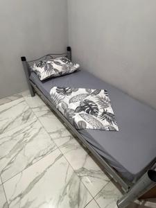 a bed in a corner of a room at Escondidinho Bar, hostel e casa de festas in Rio de Janeiro