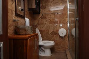 a bathroom with a toilet and a glass shower at Costa Catalina in Santa Catalina +41 photos