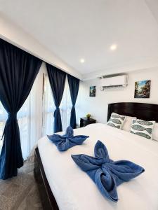 a bedroom with a bed with blue bows on it at Costa Catalina in Santa Catalina