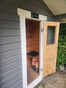 a dog house with a door into a shed at Sommarlägenhet i Vadstena in Vadstena